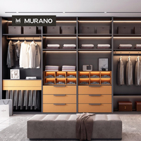 Dressing ouvert moderne sur mesure avec éclairage LED chaud et rangements multi-compartiments pour chambre de villa