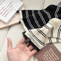 Chaussettes tendance pour femmes, chaussettes décontractées rayées minimalistes noires et blanches avec étiquette tissée pour un usage quotidien
