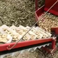 Décortiqueuse et cueilleuse d'arachides fiables à moteur, machine agricole diesel pour la récolte des arachides