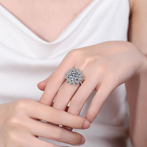 Anillo de Plata con Perla Elegante de Primera Calidad, con Incrustaciones de Piedras Finas, Plateado, de Lujo, para Uso Diario, Ocasiones Festivas y Corporativas - Product Image 3