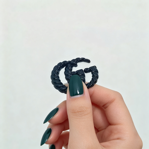Dijes de Logotipo de Cuerda Trenzada de Aleación de Zinc de 24*20mm para Decoración de Zapatos <span class=keywords><strong>Crocs</strong></span> y Adornos para Pinzas de Pelo, Logotipo Metálico de Diseño - Product Image 1