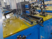 Machine de formage et de poinçonnage CNC haute précision pour la production de conduits de ventilateurs et de gaines de tuyauterie, certifiée ISO
