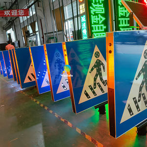 Panneau de signalisation routière piétonne en aluminium personnalisé avec LED solaires et lumières clignotantes jaunes et blanches - Product Image 4