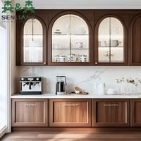 Buffet classique moderne avec quatre portes en verre cintrées, cadre en noyer foncé et base de tiroir cannelée