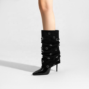 Bottines <span class=keywords><strong>en</strong></span> <span class=keywords><strong>daim</strong></span> noir avec clous <span class=keywords><strong>en</strong></span> cristal, bout pointu <span class=keywords><strong>en</strong></span> PU verni, style occidental tendance pour l'automne et l'été, augmentant la taille - Product Image 1