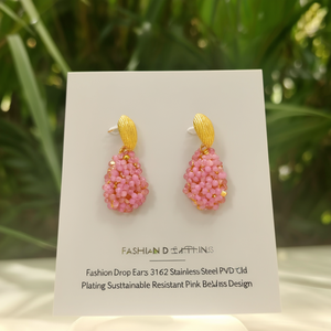 Boucles d'oreilles pendantes tendance en acier inoxydable 316L plaqué or PVD, design durable et résistant avec perles roses - Product Image 3