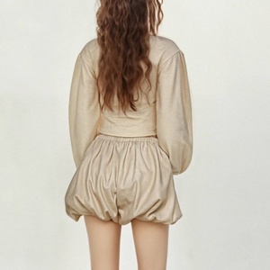 Nuevo Conjunto Deportivo de Dos Piezas de Alta Calidad con Logotipo Personalizado, Top con Cremallera y Hombros Caídos, Falda Deportiva de Cintura Alta - Product Image 3