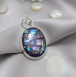 Colgante de Joyería Bohemia Unisex Hecho a Mano con Cristal Dicroico Multicolor y Baño de Plata, 1.97 Pulgadas, Dijes de Moda, Precio al por Mayor, Rajasthan - Product Image 3