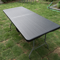Tables pliantes en plastique noir modernes et légères de 6 pieds de long, pliables en deux, pour les événements, l'entrée et l'utilisation en villa