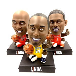 Figuras <span class=keywords><strong>de</strong></span> baloncesto <span class=keywords><strong>de</strong></span> Kobe, Curry y James, accesorios para coche <span class=keywords><strong>de</strong></span> estrellas del fútbol Messi y Cristiano Ronaldo, muñecos que sacuden la cabeza. - Product Image 1