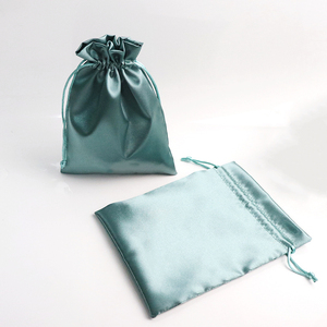 Bolsas de Embalaje para Pelucas al por Mayor, Bolsa de Satén de Lujo con Cordón y Logotipo Metálico Dorado para Ropa - Product Image 5