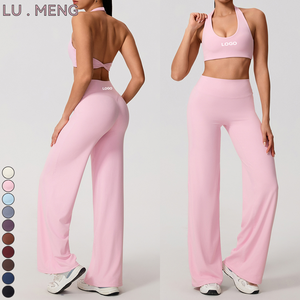 Ropa de mujer: Conjunto de yoga y fitness con top corto de manga larga con cuello en V y pantalones holgados de levantamiento de cadera para gimnasio y deportes. - Product Image 3
