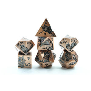 ชุดลูกเต๋าโลหะสีทองแดง OEM 7 ชิ้น ลายแมวดำ ขายส่งสำหรับร้านเกม คาเฟ่ คลับ ของชำร่วยงานปาร์ตี้ - Product Image 3