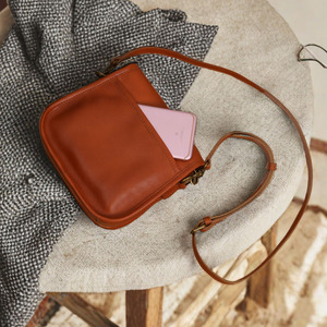 Sac bandoulière en cuir de vachette fait main, forme ovale, type couvercle, sac messager pour femme, marron, écologique, été 2024 - Product Image 4