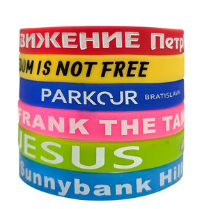 Bracelet en silicone personnalisé avec logo en relief, bracelet fin personnalisé avec logo gravé et rempli d'encre pour les mariages et les réunions <span class=keywords><strong>de</strong></span> famille - Product Image 3