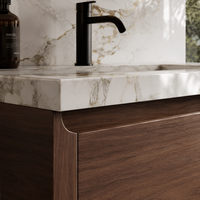 Système d'armoires de salle de bain intégrées en noyer moderne de luxe italien, tour de rangement pleine hauteur, double vasque, miroir intelligent
