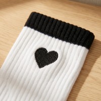 Chaussettes de Pilates pour femmes, broderie personnalisée en forme de cœur, vente en gros, antidérapantes, respirantes, en coton, avec grip