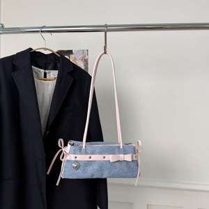 Sac à main en denim bicolore avec bouton Accent Sac à bandoulière à poignée supérieure - Product Image 3