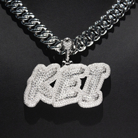 Bijoux de rappeur pour hommes : Chaîne en moissanite VVS avec pendentif personnalisé lettre/nom et pendentif Raiders entièrement serti de diamants