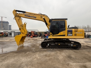 รถขุดไฮดรอลิกมือสอง Komatsu PC200 คุณภาพดี ทนทาน เหมาะสำหรับงานขุดดินและงานเหมืองหิน - Product Image 1