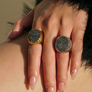 NUEVO VINTAGE PRAISE ICED OUT THE ZIRCON RING 2025 Dazan New INS 18K PVD Chapado en oro Pasarela de acero inoxidable Show Joyería unisex - Product Image 4