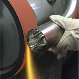 Bande abrasive en tissu 3M 777F, grain céramique, utilisation humide/sèche, largeur 1/2 po x longueur 18 po, grain 80, orange (lot de 200) - Product Image 2