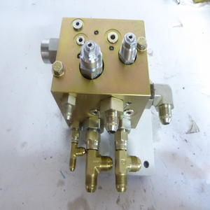 Plc <span class=keywords><strong>JEM</strong></span> JEM031123-B Collecteur hydraulique avec distributeur à <span class=keywords><strong>2</strong></span> voies piloté PD10-44, alimentation en vrac - Product Image 1