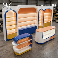 Présentoirs Modulaires LED Arqués et Festonnés Personnalisables, Écologiques, Durables et de Haute Qualité, avec Comptoir en Verre Solide