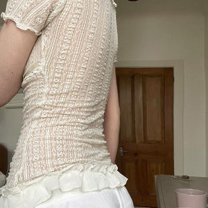 Camiseta de manga corta con cuello en V de encaje fino ligeramente transparente estilo francés, cárdigan texturizado con botones en la parte delantera, top corto - Product Image 6