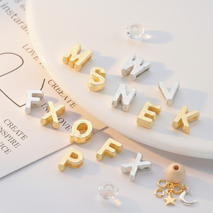 Dijes de letras de aleación de zinc en color oro y plata con orificio plano para pulseras, llaveros y accesorios de joyería DIY. - Product Image 3