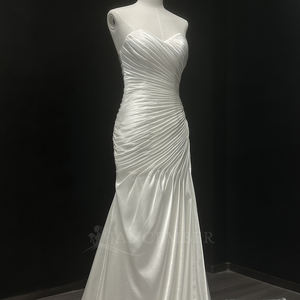 Robe de mariée sirène/trompette moderne NT36 en satin, coupe ajustée, avec décolleté cœur, volants, dentelle et fleurs en cristal - Product Image 4