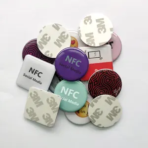 Özel Logo baskı 25mm Nfc etiketi Nfc sosyal medya telefon etiketleri su geçirmez epoksi Rfid aktif etiketi