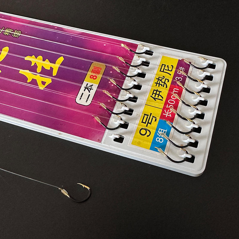 แขนเสื้อสีทองที่มีหนาม