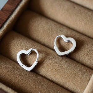 Orecchini a Cuore con Clip, Design Minimalista ed Elegante, Gioielli da Donna per Uso Quotidiano, Orecchini Statement - Product Image 4