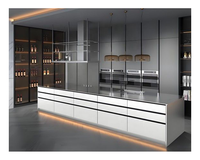 Meuble de cuisine intelligent et moderne de luxe avec panneau mural en verre et porte élévatrice pour appartement