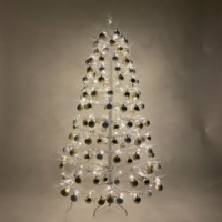 Fabrik-Großhandel: Weißer, vorbeleuchteter Weihnachtsbaum mit abgeknickten Ästen und Kugel-Set, LED-Beleuchtung, Kunststoffmaterial, Netzstecker-Betrieb