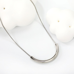 สร้อยคอรูปตัวยูแบบเรียบสำหรับผู้หญิง สไตล์มินิมอล โลหะ ดีไซน์เรขาคณิต ใส่ได้ทุกวัน มีสีทองและสีเงินให้เลือก - Product Image 4