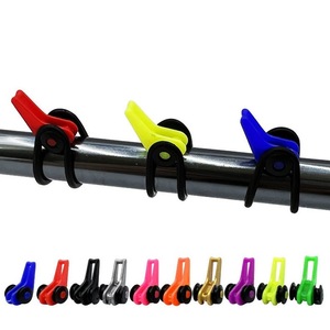 ที่แขวนเบ็ดตกปลา พลาสติกสำหรับเก็บเหยื่อตกปลา สีแดง พร้อมวงแหวนซิลิโคนสำหรับยึดเหยื่อ - Product Image 4