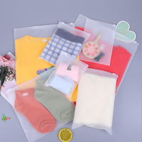 Sacs à fermeture éclair en plastique PE givré pour vêtements, chaussures et chaussettes - Emballage personnalisé avec matériaux recyclables et options de logo