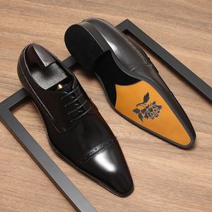 Zapatos de Vestir Formales de Cuero para Hombre, Estilo Británico, con Tres Conectores, Punta Puntiaguda, Grabados, Ligeros, para Novio - Product Image 1