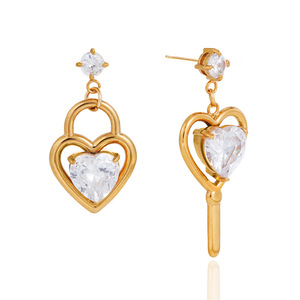 Orecchini a perno con lucchetto e chiave a cuore in acciaio inossidabile 316L color oro, con zirconi cubici a cuore grande, gioielli minimalisti ipoallergenici - Product Image 5