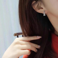 Kadınlar için Üçgen Kübik Zirkonya Saplama Küpeler, 8mm, Beyaz Altın Kaplama Pirinç Geometrik Pave Kulak Çivileri