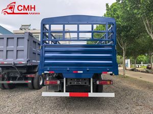 Truk kargo ringan sinottruck Howo Truck baru 6*4 10 roda tangki kargo pagar truk tambang/obral kandang untuk Afrika buatan 2025 - Product Image 5