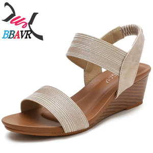 Sandalias de cuña para mujer al por mayor de fábrica, de PU brillante con tira trasera y punta abierta, calzado casual para exteriores - Product Image 2