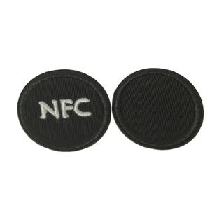 Étiquettes intelligentes NFC GSC ISO14443A 13,56 MHz à coller avec logo pour vêtements, suivi numérique des stocks et identification - Product Image 3