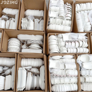 Vaisselle en céramique blanche en relief, prix de gros, en stock, assiettes, bols, tasses, soucoupes, plats variés, vendus à la tonne - Product Image 3