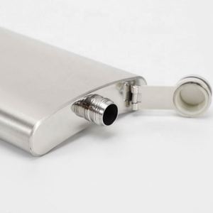 Gourde et entonnoir personnalisés en acier inoxydable – Élégants, portables et idéaux pour les cadeaux promotionnels ou les occasions spéciales - Product Image 2