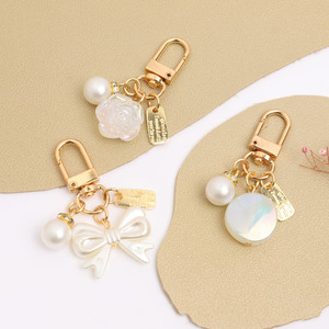 Lindo Llavero con Colgante de Resina Dorada, Blanca, con Perlas, Lazo, Corazón y Flor, para Estuche de Auriculares, Bolsa, Accesorios, Llavero de Coche, Regalos para Niñas - Product Image 3