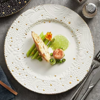 Assiette creuse élégante en céramique à motif cocotier créatif et bord doré, idéale pour les pâtes et les salades, parfaite pour la cuisine occidentale