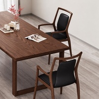 Fauteuil moderne en bois de frêne avec assise rembourrée noire et pieds en bois, idéal pour salle à manger, réception, table à thé, bureau à domicile